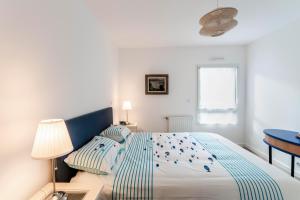 1 dormitorio con 1 cama grande y cabecero azul en Kereon, en Quimper