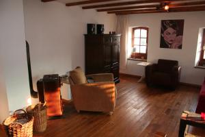 a living room with chairs and a wooden floor at Eifel Duitsland fraai vakantiehuis met tuin in Eisenschmitt