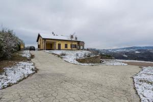 a house on a hill with snow on the ground at Villa Cavalieri in Vedriano in Roncovetro