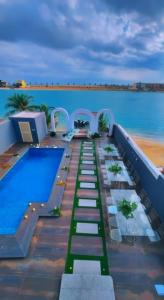 ein Pool auf dem Dach eines Resorts mit dem Meer in der Unterkunft فيلا بشاطي رملي خاص ومسبح عالبحر - درة العروس شاطي البردايس in Durrat Al-Arus