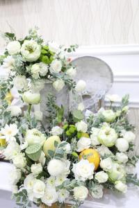 una corona de flores blancas en una silla en Hotel Hương Đào, en Con Dao