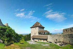 um edifício antigo no topo de uma colina em Luxury apartment in beautiful small town em Nový Jičín