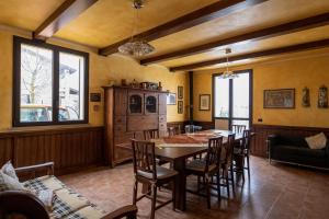 comedor con mesa y sillas en Villa Cavalieri in Vedriano, en Roncovetro