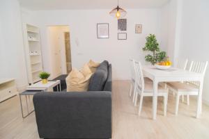 雷斯廷加的住宿－Marinero，客厅和带沙发及桌子的用餐室