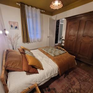 Un dormitorio con una cama grande y una ventana en Les Colibris - Standing et Montagnes - 3 étoiles, en Cluses