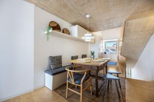 een eetkamer en een keuken met een tafel en stoelen bij Olinda House in Odeceixe