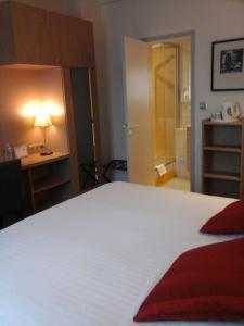 Кровать или кровати в номере Hôtel Carmin