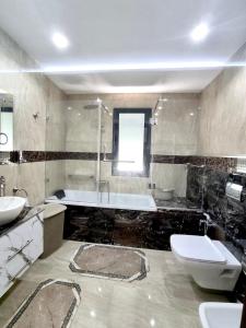 Ένα μπάνιο στο Luxury 3 Bedrooms apartment Sea View, Central AC, WiFi