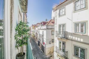 einen Blick aus einem Fenster einer Gasse zwischen Gebäuden in der Unterkunft Bairro House Lisbon Charming Suites in Lissabon