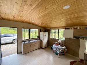 a kitchen with wooden ceilings and a table in a room at Suanoga - Finca Turística in Pesca