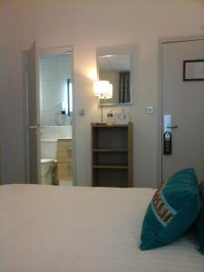 Кровать или кровати в номере Hôtel Carmin