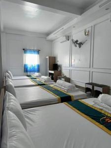 Cette chambre comprend un ensemble de lits. dans l'établissement NHÀ NGHỈ LÊ ĐƯỢC 2, à Hà Tiên