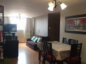 利马Aby house的客厅里有一张桌子和一张沙发