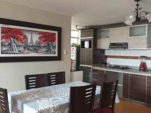 利马Aby house的一间带桌椅的厨房和一间带厨房的厨房