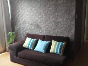 利马Aby house的一张带两个枕头的棕色沙发