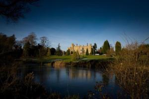 un castello con un lago di fronte di Holly Cottage, Hidden gem in the Yorkshire wolds a Welton
