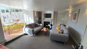 sala de estar con 2 sofás y chimenea en Holly Cottage, Hidden gem in the Yorkshire wolds en Welton