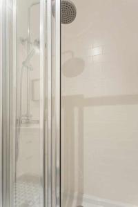 里斯本的住宿－Yellowcharmoso estudio central ar condicionado，浴室里设有玻璃门淋浴
