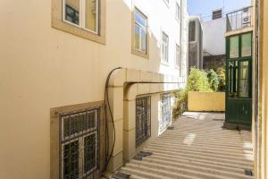 リスボンにあるYellowcharmoso estudio central ar condicionadoの緑の扉のある建物へ続く階段