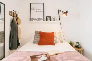 um quarto com uma cama com uma bandeja em Confortável Apartamento Centro da Cidade Univ em Lisboa