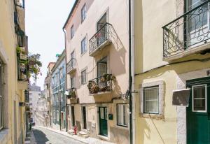 um beco com edifícios e varandas numa rua da cidade em Confortável Apartamento Centro da Cidade Univ em Lisboa