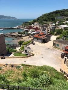 una vista aerea di una città vicino all'oceano di Lohas Seaview B&B a Beigan
