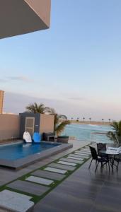 a view of the infinity pool at the resort at فيلا بشاطي رملي خاص ومسبح عالبحر - درة العروس شاطي البردايس in Durat  Alarous