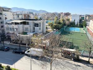 - Vistas a la ciudad y pista de tenis en Rolling Apartment Tirana - Near Blloku, en Tirana