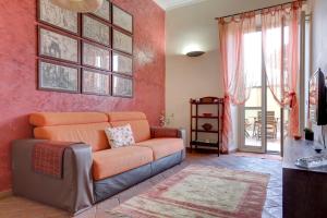 een woonkamer met een bank en een rode muur bij Colosseo Residenza Sette Sale in Rome