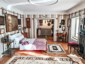 Posteľ alebo postele v izbe v ubytovaní Divná pani Luxury Gallery Rooms