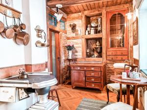 uma cozinha com um lavatório e uma parede de madeira em Divná pani Luxury Gallery Rooms em Banská Štiavnica