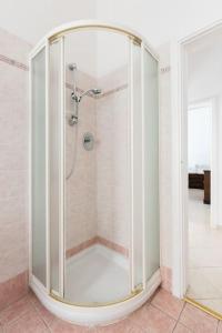 een badkamer met een glazen douchecabine bij Casa Gina - Welcome in Italy! in Scandicci