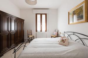 een slaapkamer met 2 bedden en een foto aan de muur bij Casa Gina - Welcome in Italy! in Scandicci