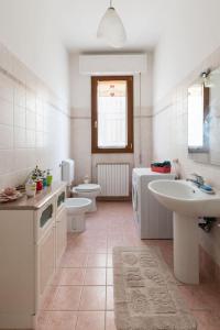 een badkamer met een wastafel, een toilet en een wastafel bij Casa Gina - Welcome in Italy! in Scandicci