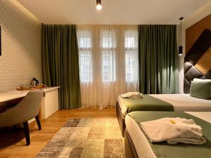 Postel nebo postele na pokoji v ubytování Capital Hotel Garni
