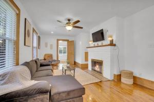 a living room with a couch and a fireplace at Lovely Bright Lansing Home 3 Bedrooms / 2 Bathrooms in Lansing