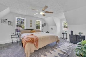 een slaapkamer met een bed en een plafondventilator bij Lovely Bright Lansing Home 3 Bedrooms / 2 Bathrooms in Lansing