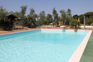 Bazén v ubytovaní Agriturismo San Martino alebo v jeho blízkosti