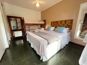 Cama ou camas em um quarto em Pousada Paloma