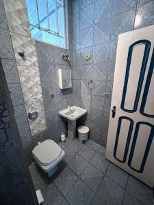 a bathroom with a toilet and a sink at Casarão Central in Carolina