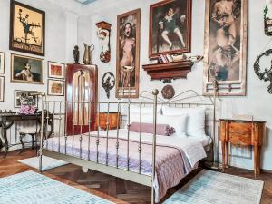 Posteľ alebo postele v izbe v ubytovaní Divná pani Luxury Gallery Rooms