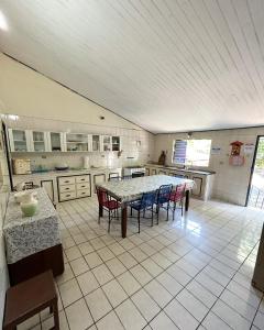 a large kitchen with a table and chairs at Casarão Central in Carolina