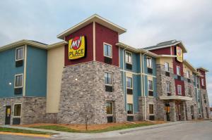 un edificio con un cartel de Burger King en él en My Place Hotel-Ankeny/Des Moines IA, en Ankeny