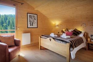 サン・ジャン・ド・シックスにあるChalet Alex - OVO Networkの木造キャビン内のベッド1台が備わるベッドルーム1室を利用します。