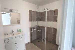 une salle de bain avec douche et lavabo dans l'établissement La villa Breizh 'île, à Saint-Gildas-de-Rhuys 19 autres photos