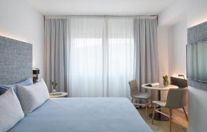 Postel nebo postele na pokoji v ubytování INNSiDE by Meliá Barcelona Apolo