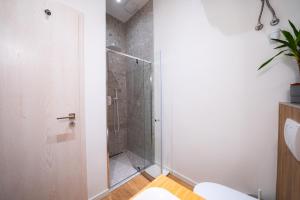 y baño con ducha acristalada. en Coente Apartments Király 28, en Budapest