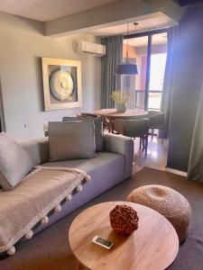 een woonkamer met een bank en een tafel bij Hermoso departamento en Yerba Buena in San Miguel de Tucumán