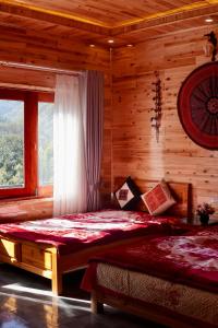 1 dormitorio con 2 camas en una cabaña de madera en Anh Séo Homestay, en Sa Pa