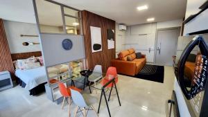 Habitación pequeña con cama, mesa y sillas en Estúdio Ultra Luxo com Vista Panorâmica, en Campo Grande